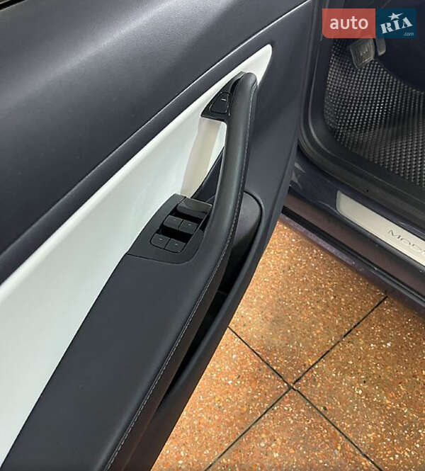 Седан Tesla Model 3 2019 в Львові