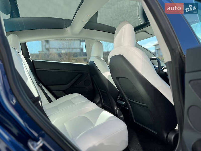 Седан Tesla Model 3 2022 в Львове