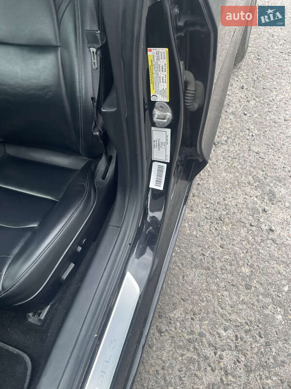 Седан Tesla Model 3 2019 в Львове