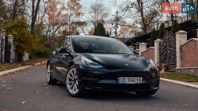 Седан Tesla Model 3 2022 в Чернівцях