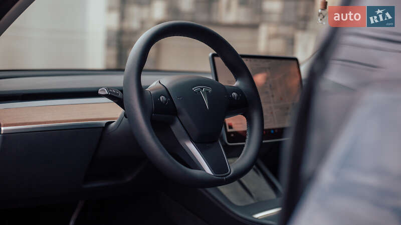 Седан Tesla Model 3 2022 в Чернівцях