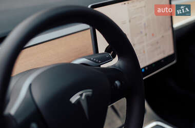 Седан Tesla Model 3 2022 в Чернівцях