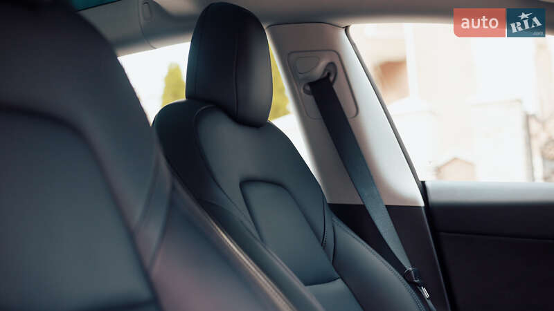 Седан Tesla Model 3 2022 в Чернівцях
