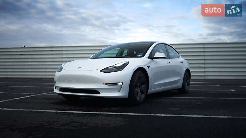 Седан Tesla Model 3 2022 в Львове