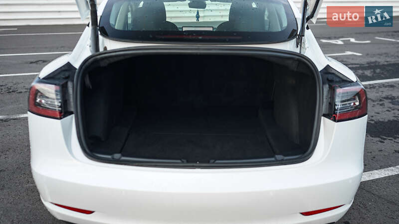 Седан Tesla Model 3 2022 в Львове