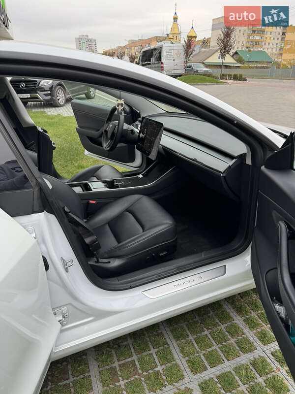 Седан Tesla Model 3 2020 в Ужгороді