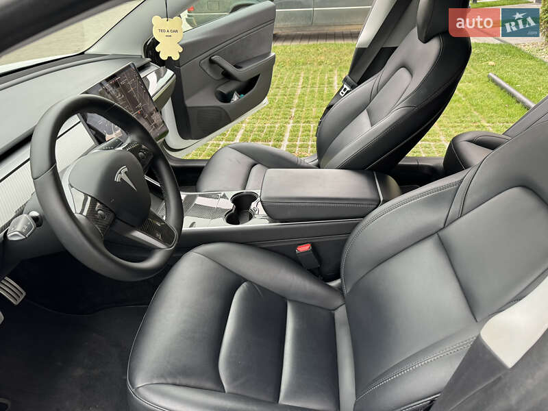 Седан Tesla Model 3 2020 в Ужгороді