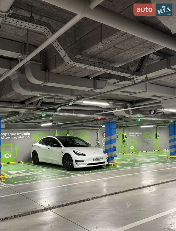 Седан Tesla Model 3 2020 в 
