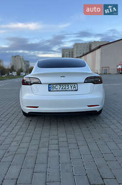 Седан Tesla Model 3 2022 в 