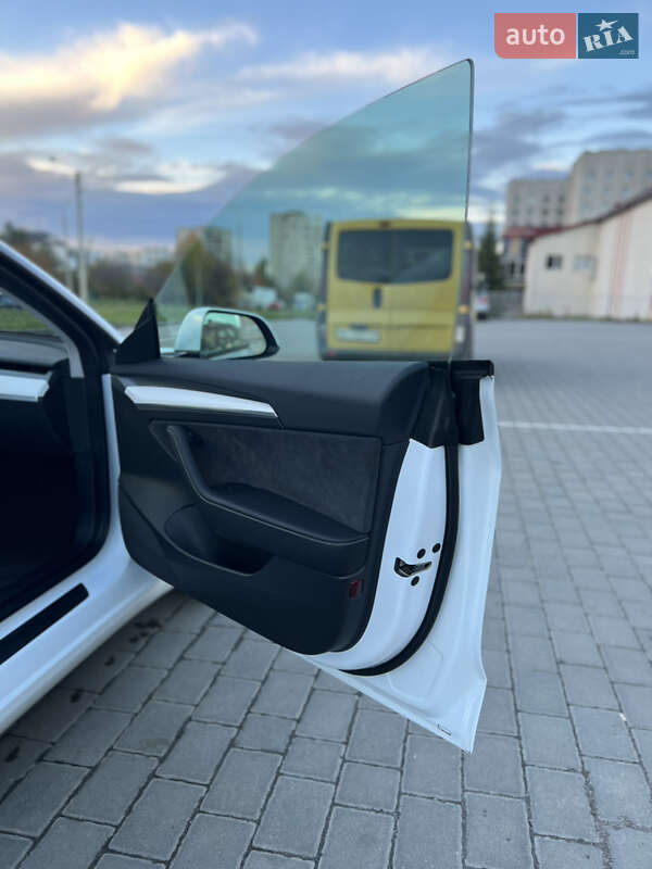 Седан Tesla Model 3 2022 в Львове