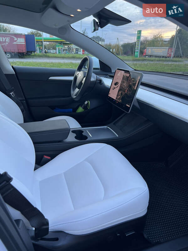 Седан Tesla Model 3 2022 в Львове
