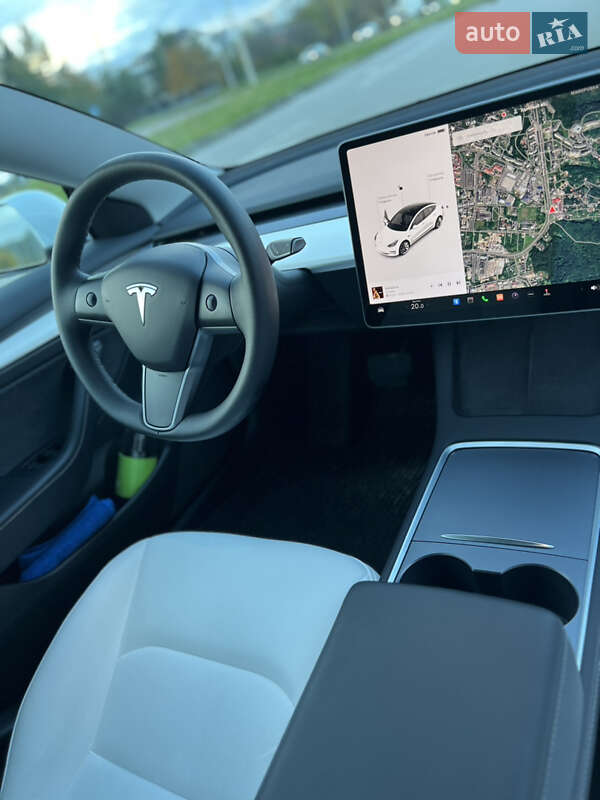 Седан Tesla Model 3 2022 в Львове