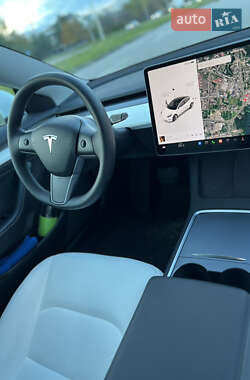 Седан Tesla Model 3 2022 в 