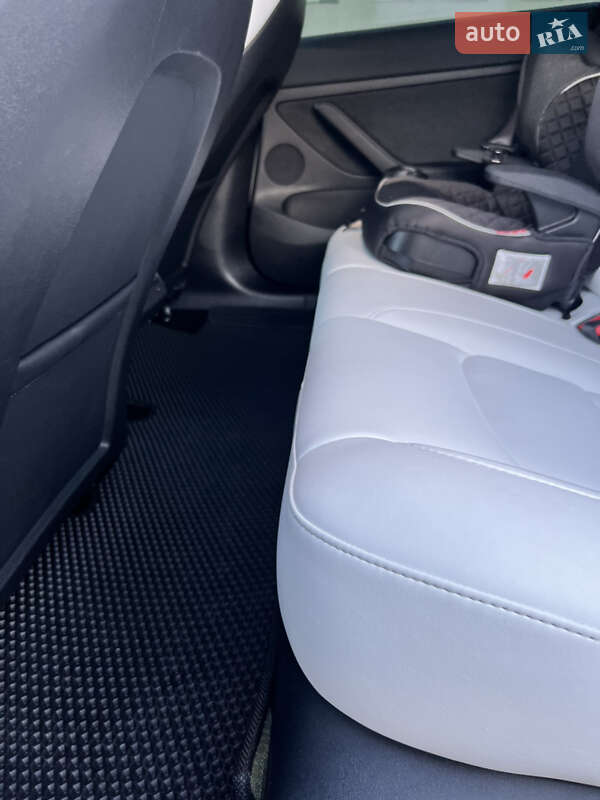 Седан Tesla Model 3 2022 в Львове