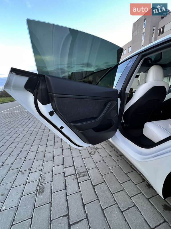 Седан Tesla Model 3 2022 в Львове