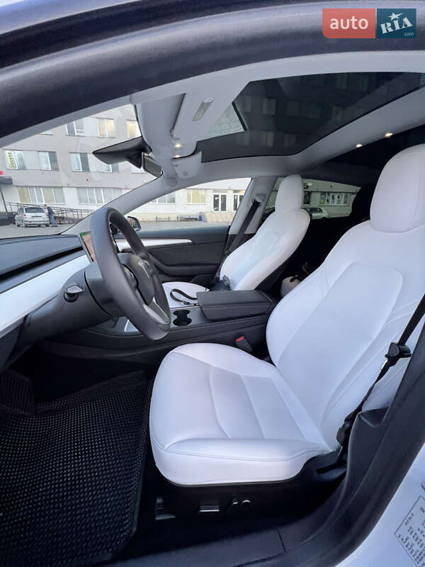 Седан Tesla Model 3 2022 в Львове