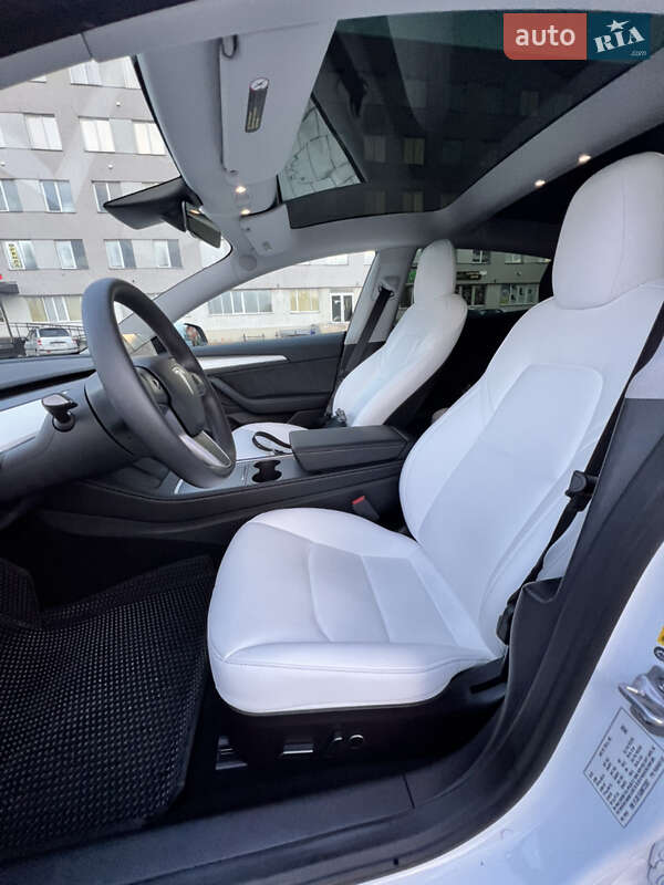 Седан Tesla Model 3 2022 в Львове