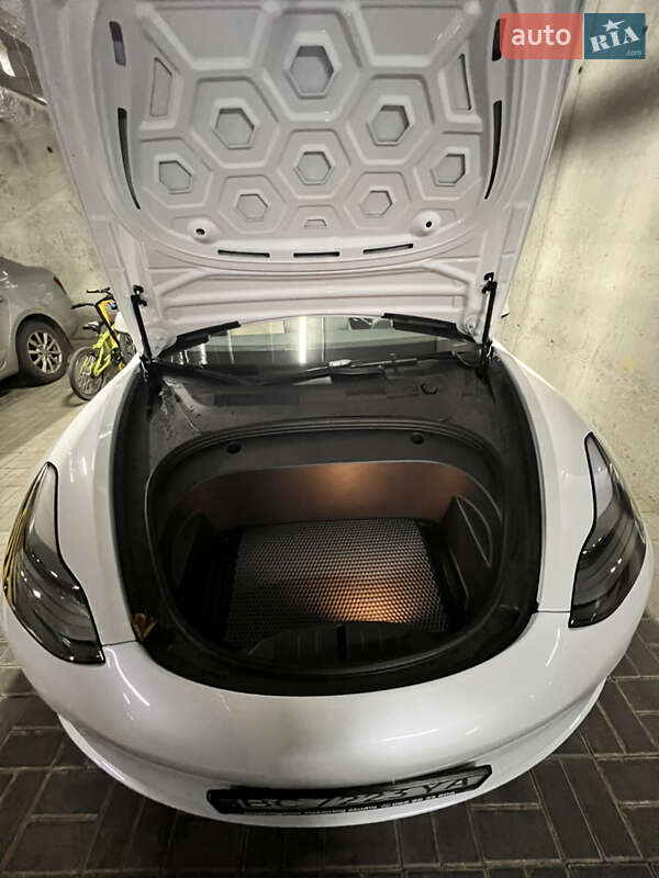 Седан Tesla Model 3 2022 в Львове
