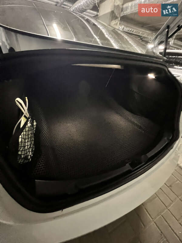 Седан Tesla Model 3 2022 в Львове