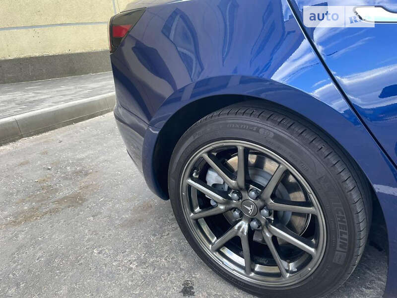 Седан Tesla Model 3 2020 в Шостці