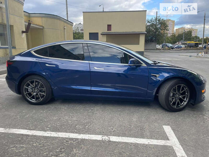 Седан Tesla Model 3 2020 в Шостці