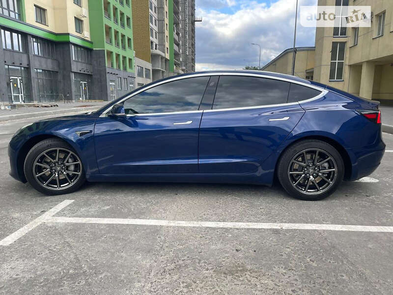 Седан Tesla Model 3 2020 в Шостці
