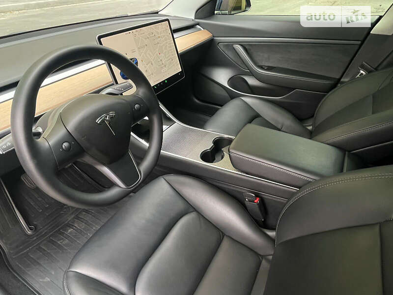 Седан Tesla Model 3 2020 в Шостці