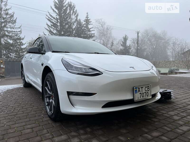 Седан Tesla Model 3 2021 в Городенке