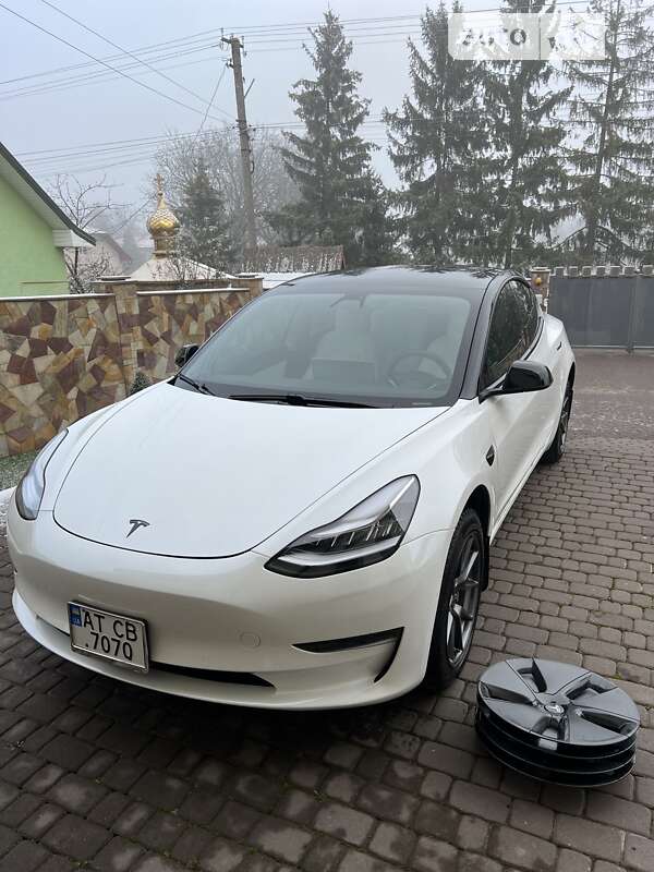 Седан Tesla Model 3 2021 в Городенке