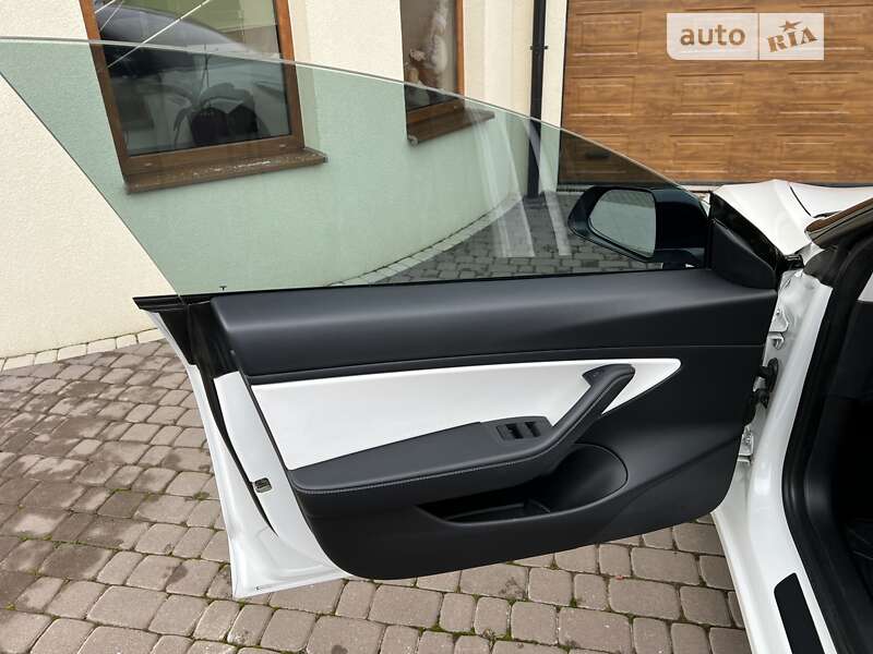Седан Tesla Model 3 2021 в Городенке