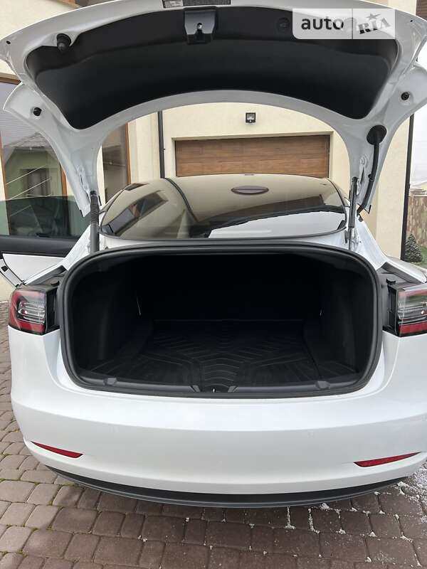 Седан Tesla Model 3 2021 в Городенке
