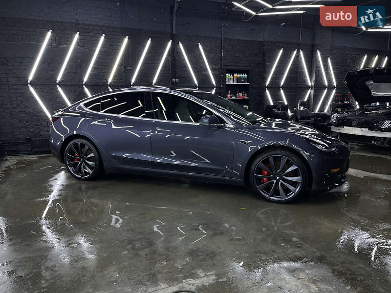 Седан Tesla Model 3 2020 в Киеве