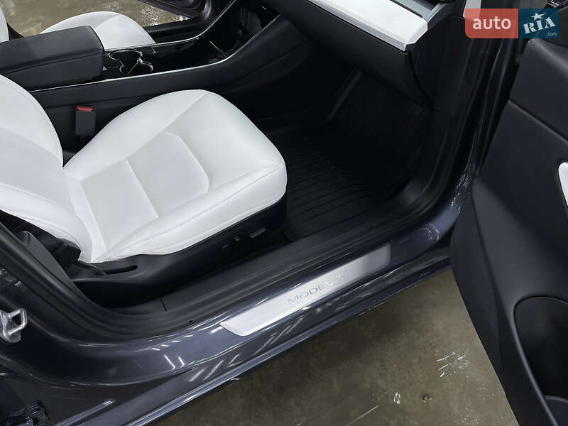 Седан Tesla Model 3 2020 в Киеве
