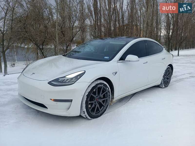 Седан Tesla Model 3 2019 в Горішніх Плавнях