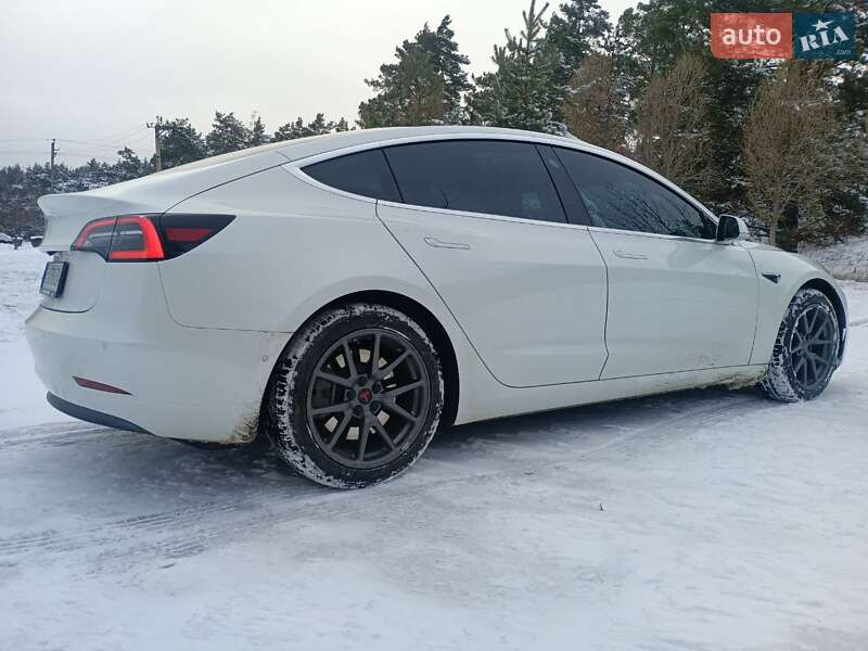 Седан Tesla Model 3 2019 в Горішніх Плавнях