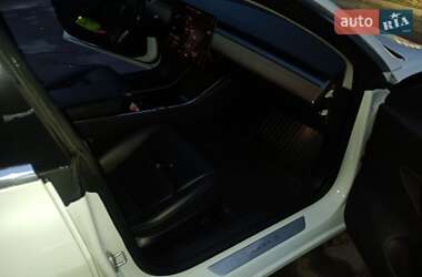Седан Tesla Model 3 2019 в Горішніх Плавнях