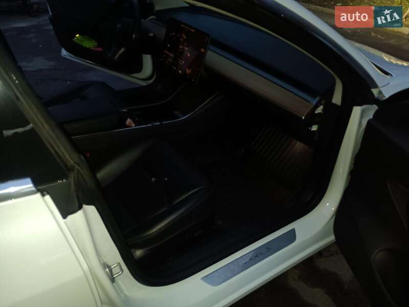 Седан Tesla Model 3 2019 в Горішніх Плавнях