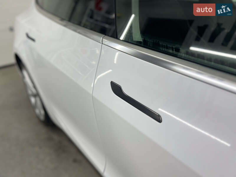 Седан Tesla Model 3 2020 в Черновцах