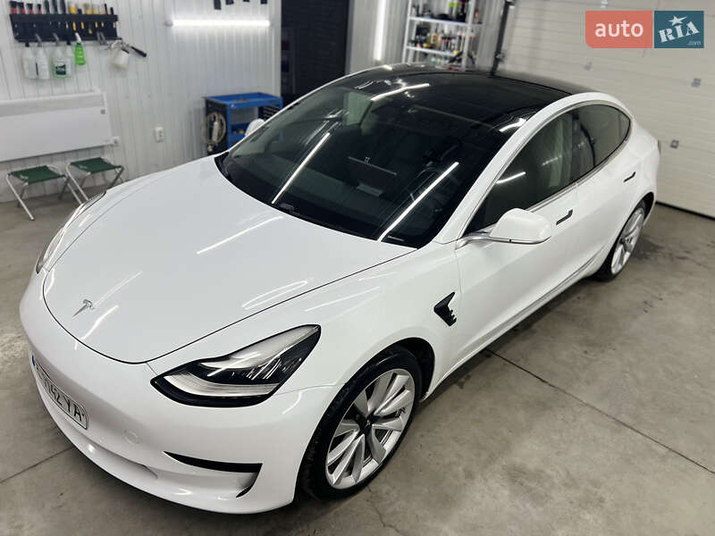 Седан Tesla Model 3 2020 в Черновцах