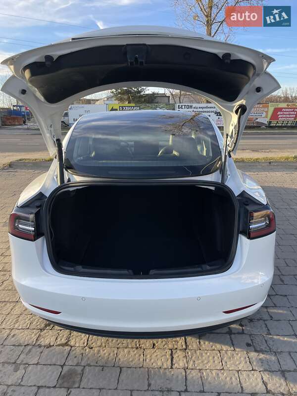 Седан Tesla Model 3 2022 в Івано-Франківську