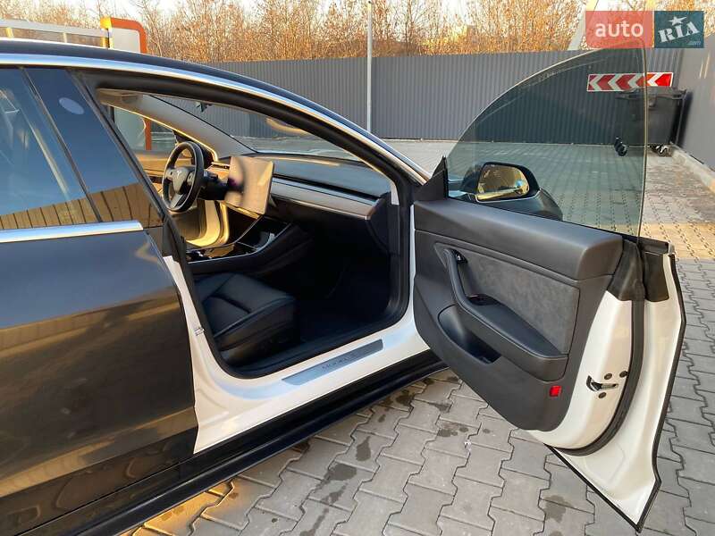 Седан Tesla Model 3 2020 в Киеве