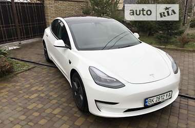 Седан Tesla Model 3 2021 в Ровно