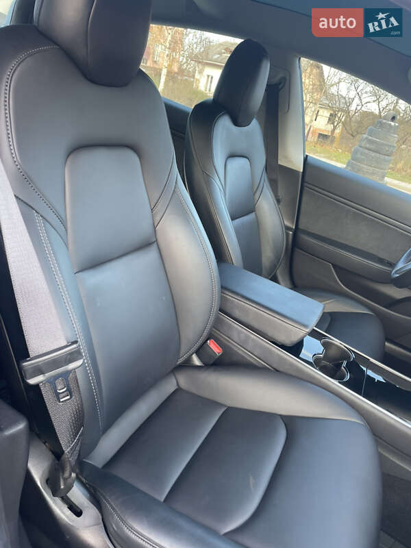 Седан Tesla Model 3 2019 в Чернівцях