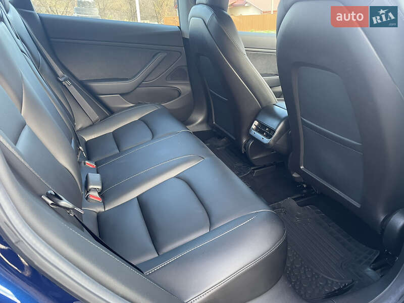Седан Tesla Model 3 2019 в Чернівцях