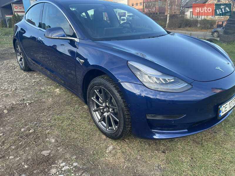 Седан Tesla Model 3 2019 в Чернівцях