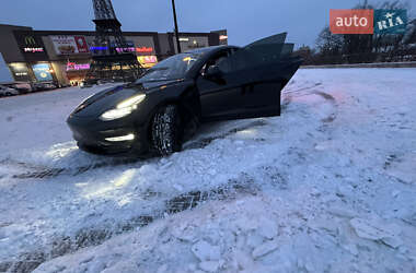 Седан Tesla Model 3 2022 в 