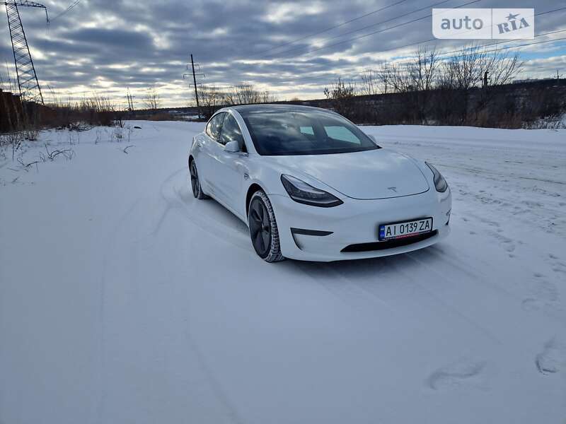 Седан Tesla Model 3 2019 в Бучі