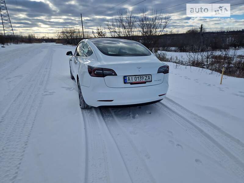 Седан Tesla Model 3 2019 в Бучі