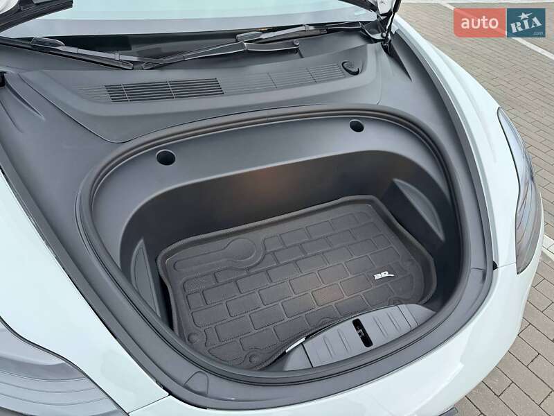 Седан Tesla Model 3 2023 в Одессе