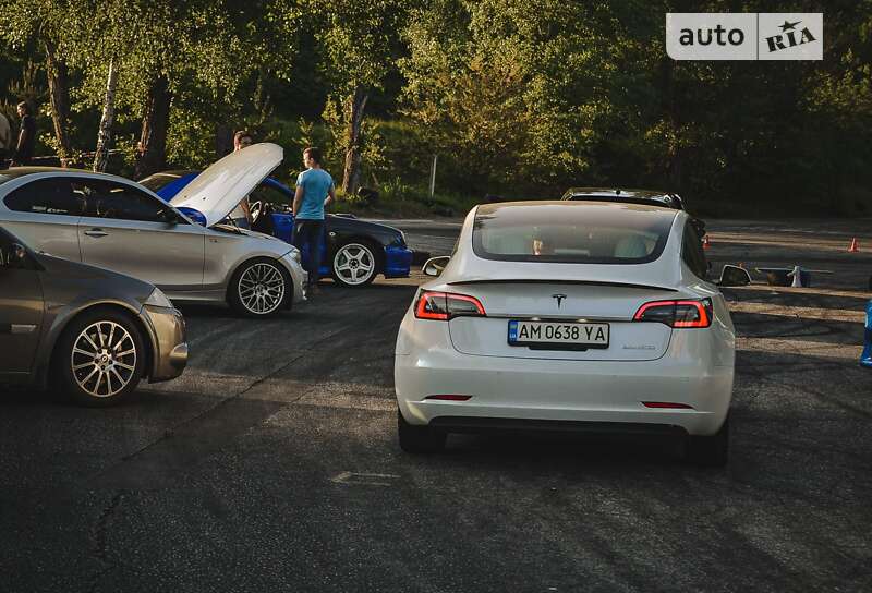 Внедорожник / Кроссовер Tesla Model 3 2020 в Киеве